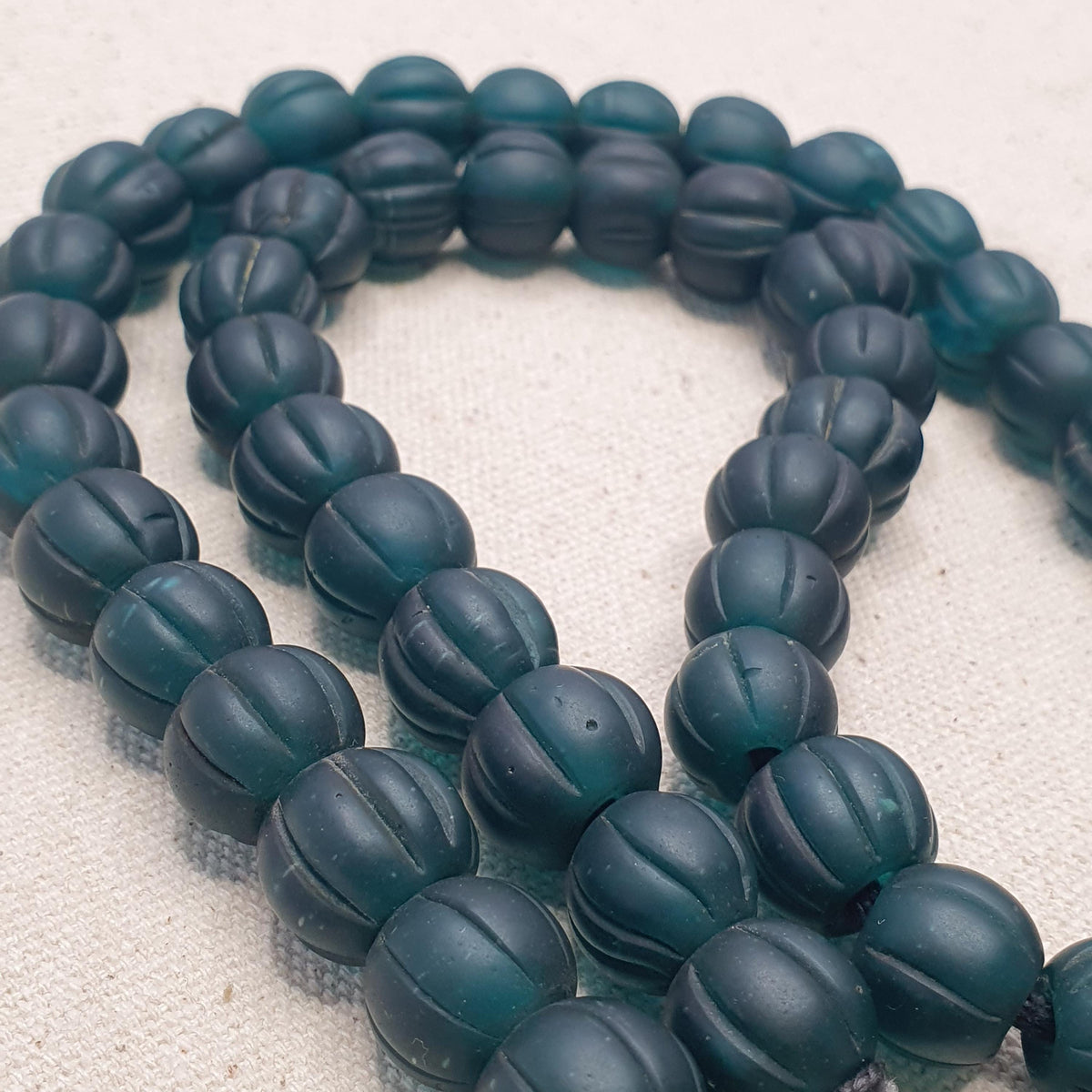 Ancien collier de perles africaines en verre en forme de melon - 22 pouces