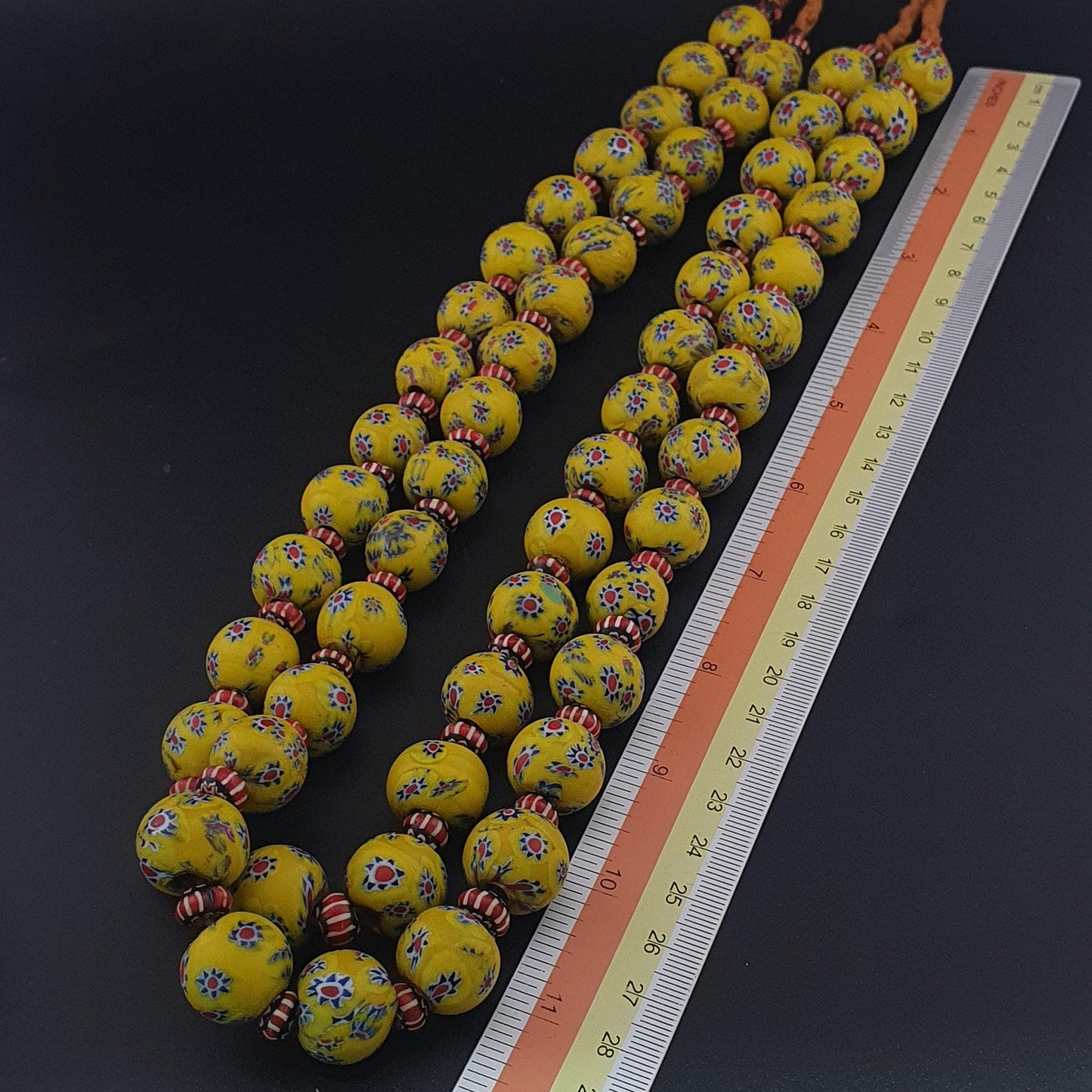 Antike venezianische gelbe Millefiori-Glasperlen & Chevron-Halskettenstrang
