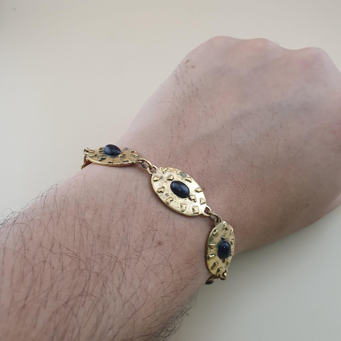 Geometrisches Vintage-Armband aus Messing und Onyx