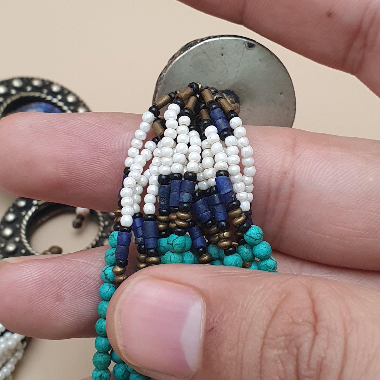 Vintage Tribal Mehrreihige Halskette mit Türkis, Howlith und Lapislazuli mit antikem Messing-Design