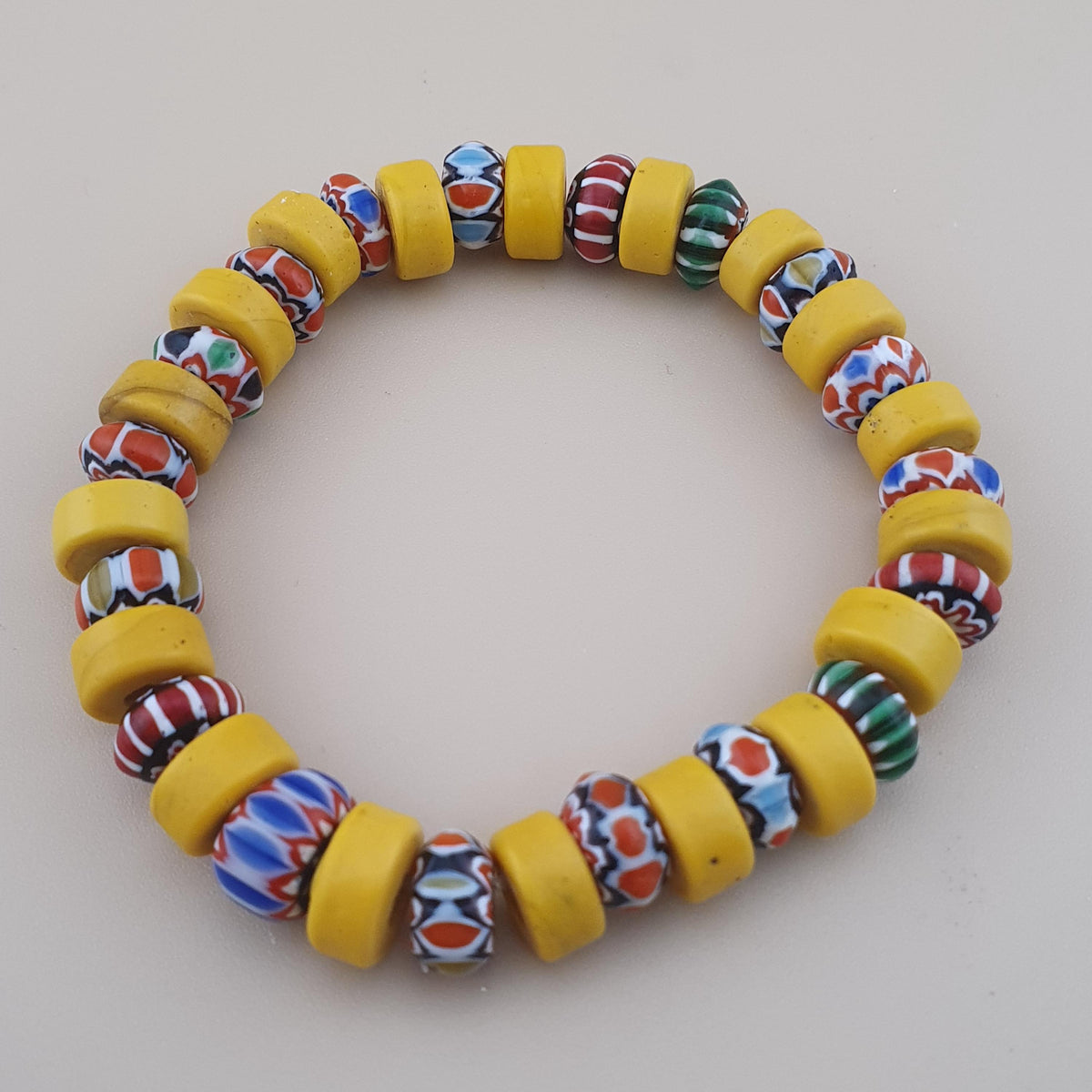 Bracelet en perles de verre vénitiennes vintage jaunes et à chevrons de style africain