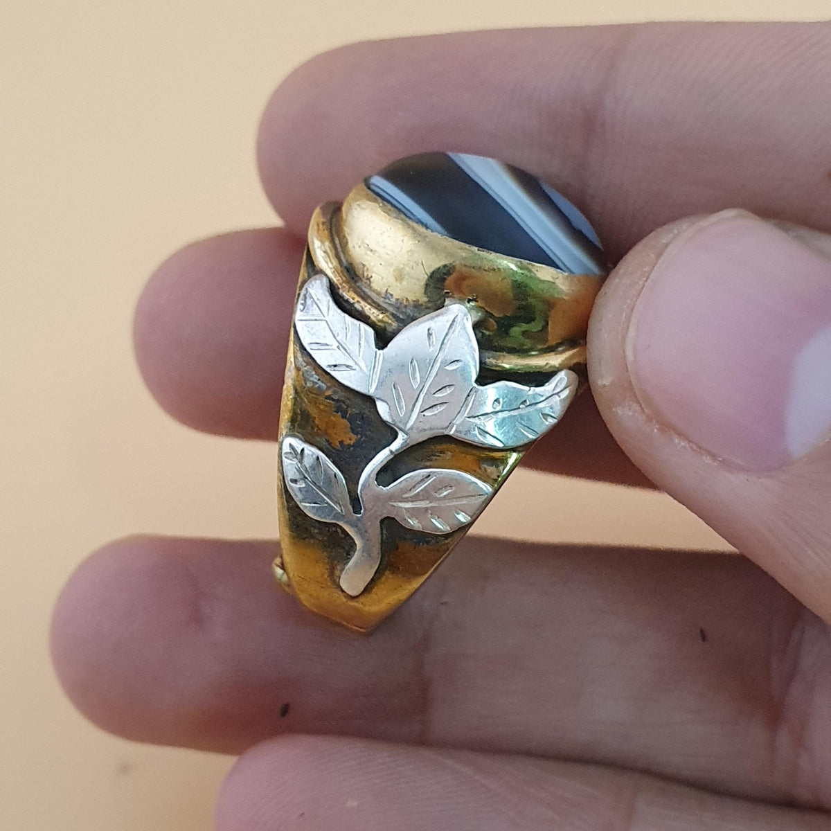 Bague œil d'agate Sulaimani vintage : incrustation florale en laiton et argent