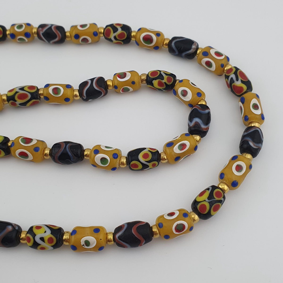 Collier de perles en verre œil vénitien et pendentif ancien en verre