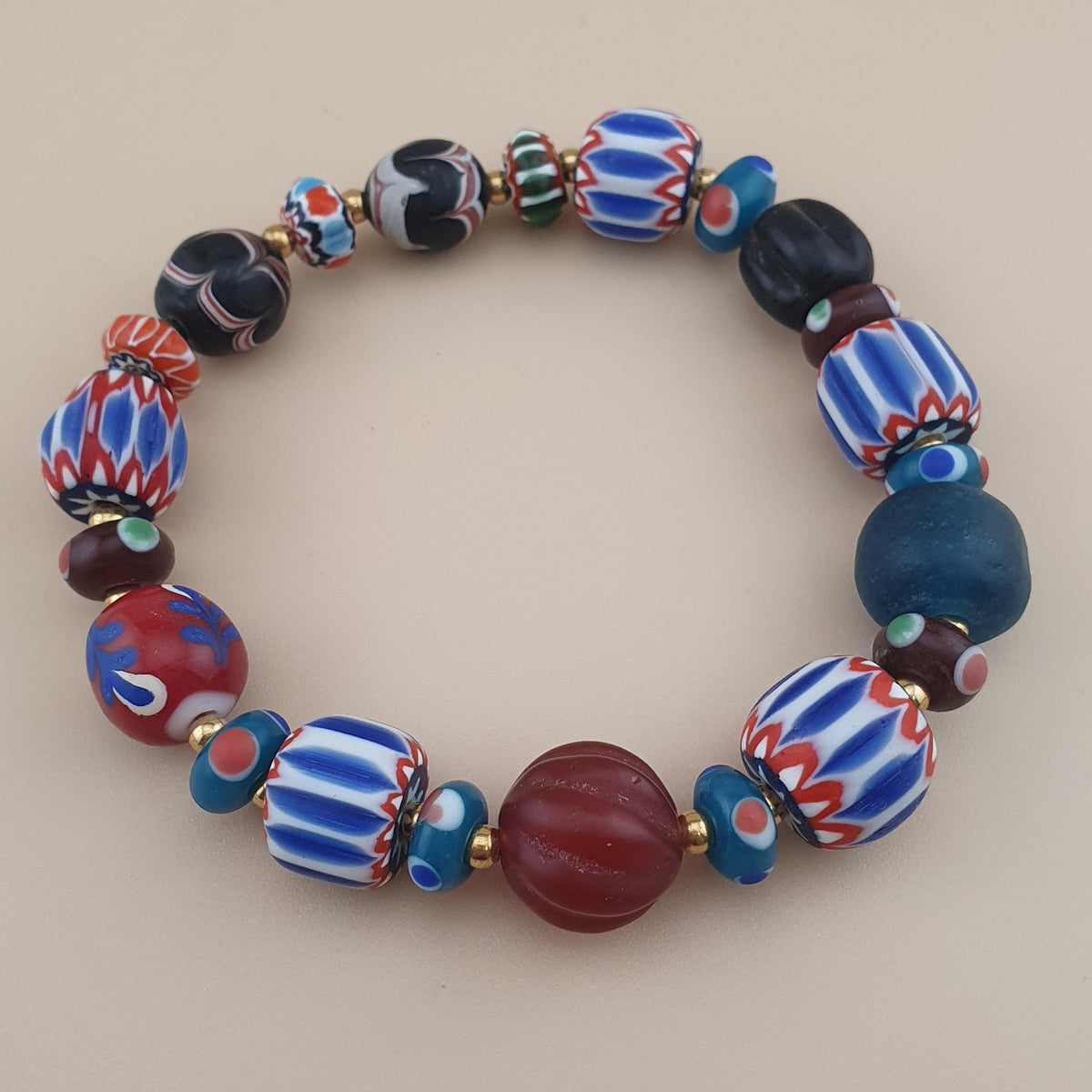 Bracelet perles de verre style vénitien vintage, mélange chevrons et perles de commerce
