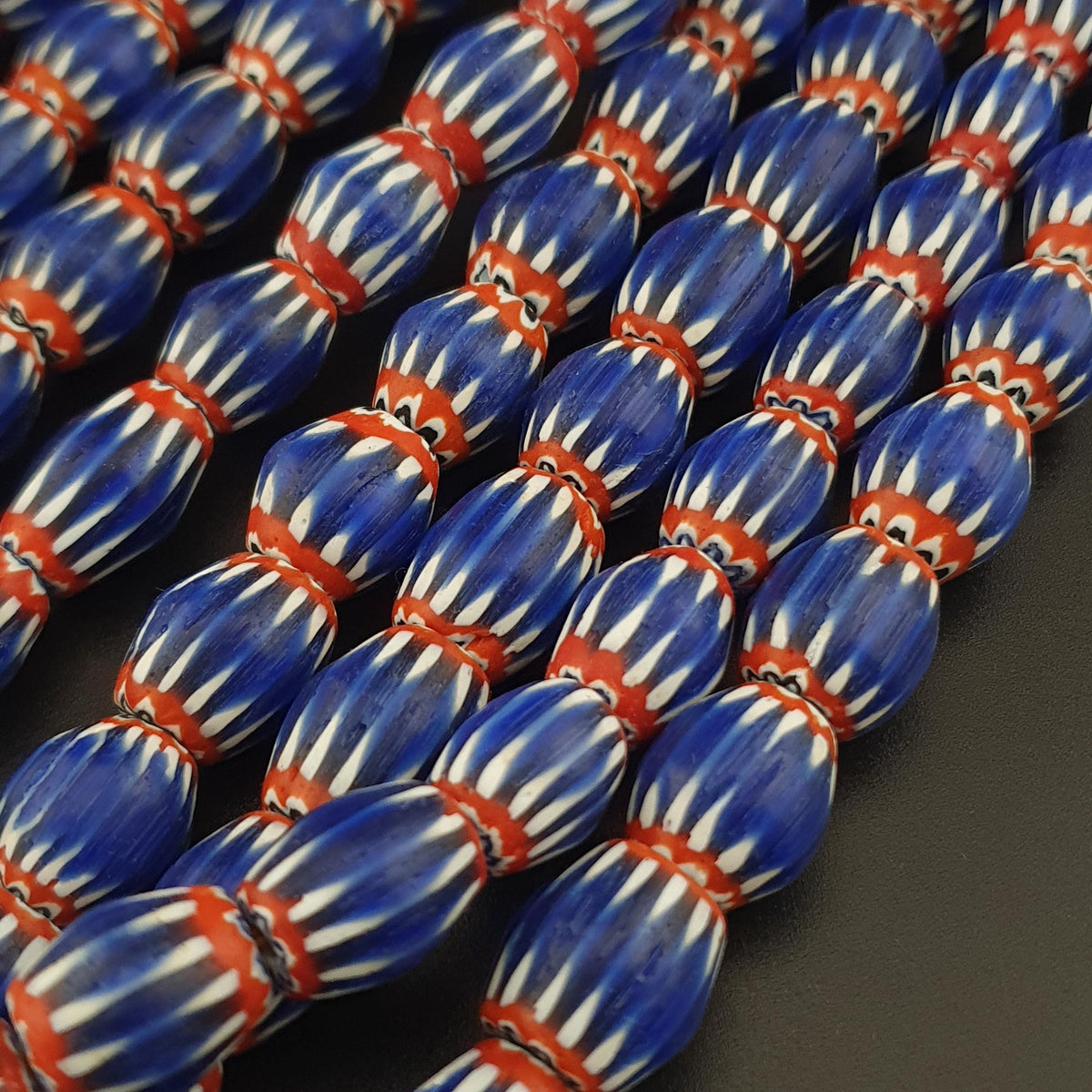 Colliers de perles de verre antiques vénitiennes à chevrons bleus