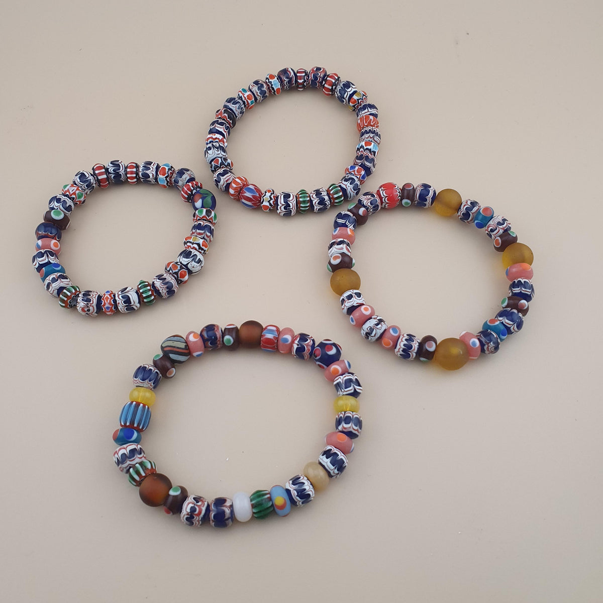 Lot vintage de 4 bracelets avec perles en verre de style vénitien mélangées