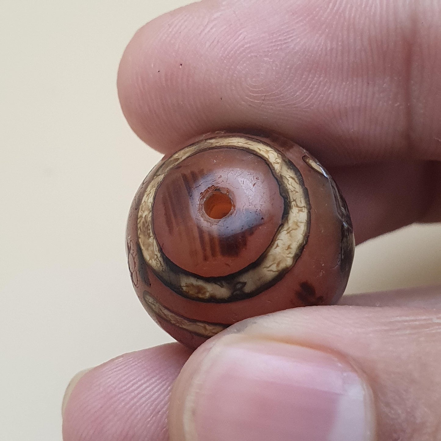 Lot von 2 antiken Amuletten aus geätzten Karneol-Achatperlen