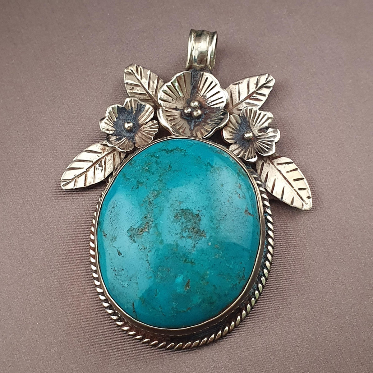Pendentif vintage en laiton avec motif floral turquoise