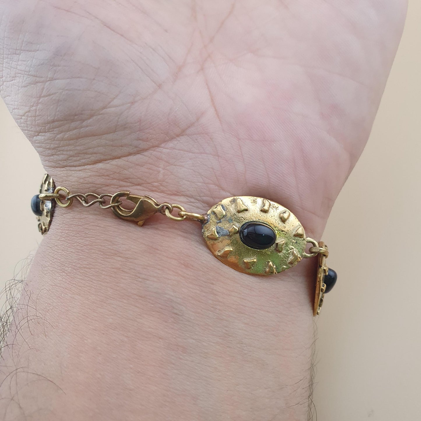 Geometrisches Vintage-Armband aus Messing und Onyx
