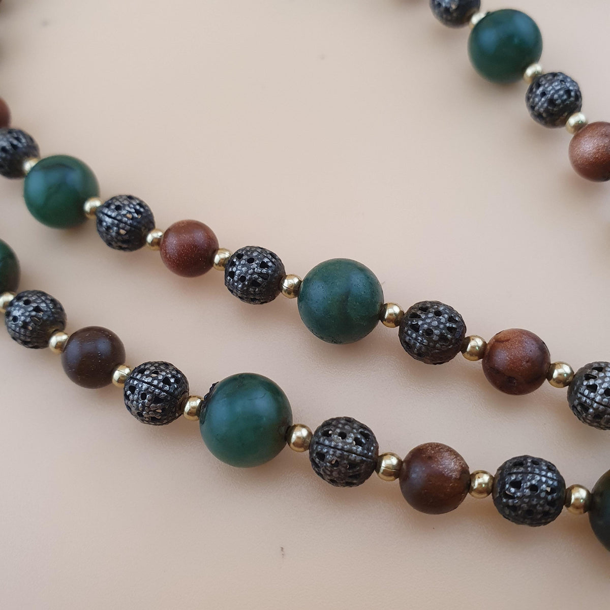Collier Perles Vintage de Jade, Œil de Tigre et Vieux Laiton