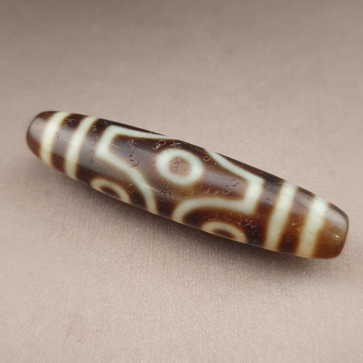 Amulette tibétaine ancienne Perle Dzi en Agate de l'Himalaya à 6 Yeux