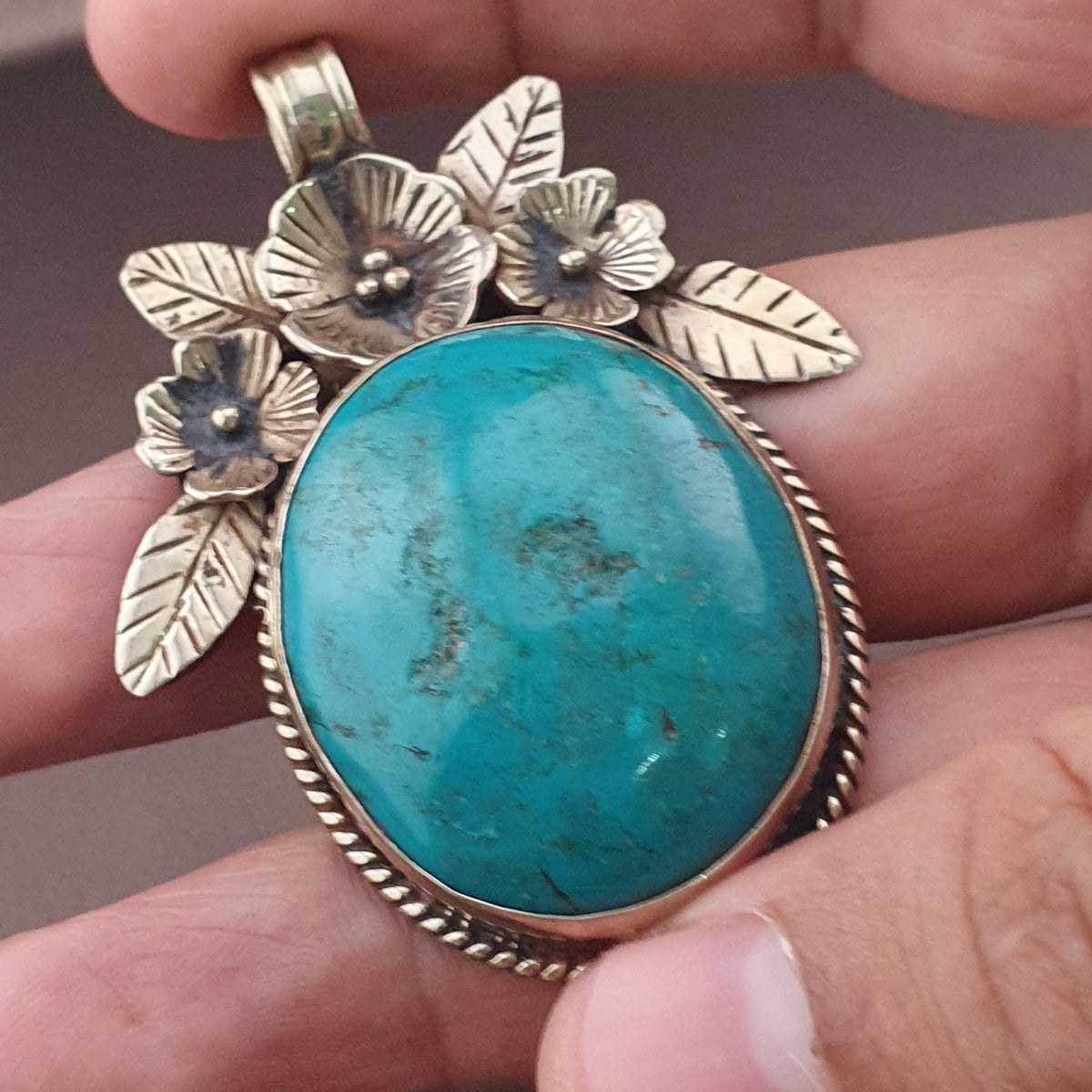 Pendentif vintage en laiton avec motif floral turquoise