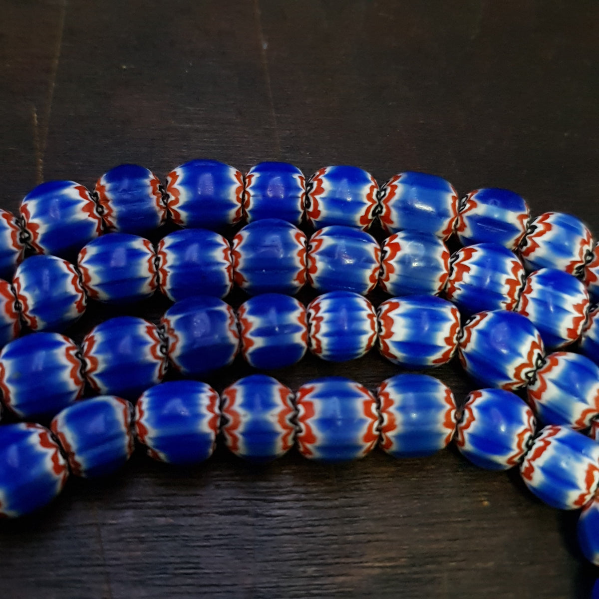 Fil de perles de verre vintage style vénitien à chevrons bleus 9 mm 61 cm