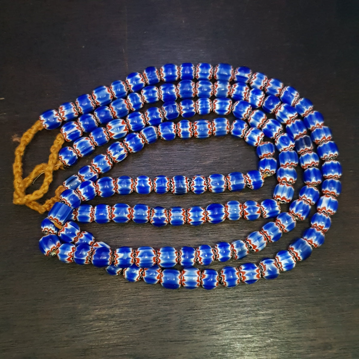 Fil de perles de verre vintage style vénitien à chevrons bleus 9 mm 61 cm
