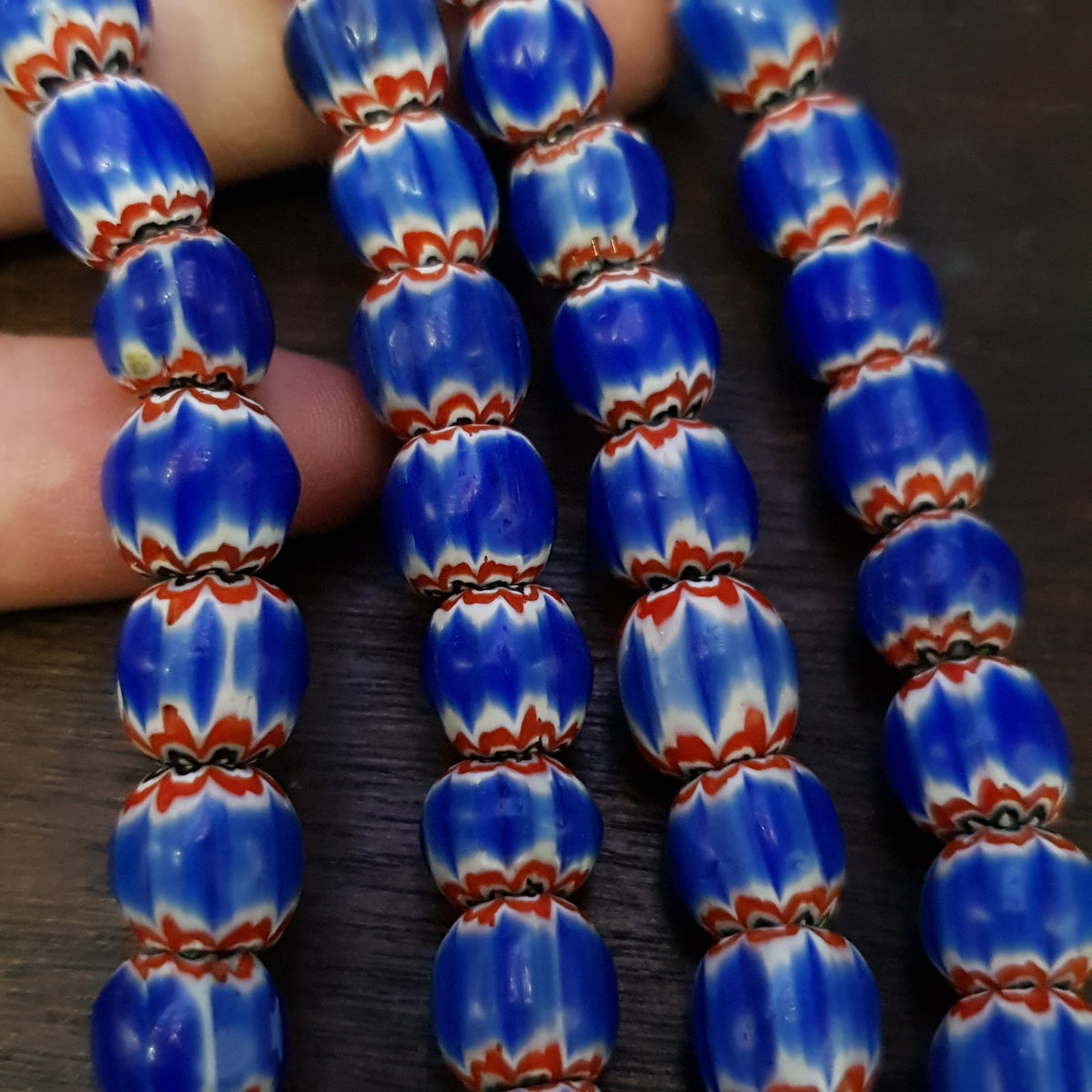 Fil de perles de verre vintage style vénitien à chevrons bleus 9 mm 61 cm