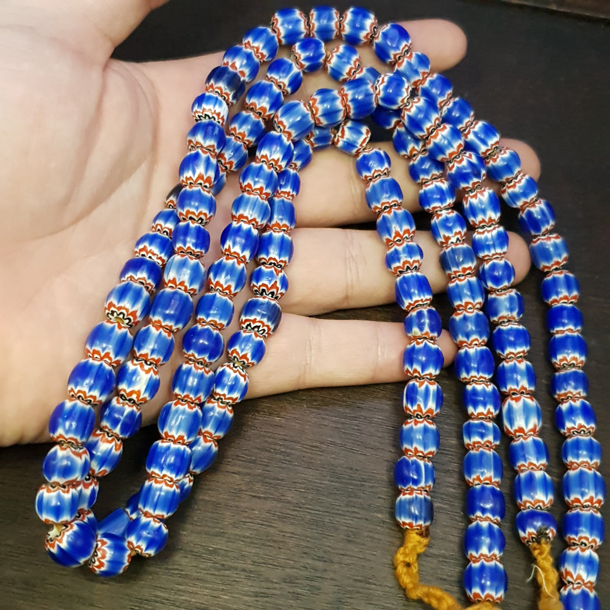 Fil de perles de verre vintage style vénitien à chevrons bleus 9 mm 61 cm