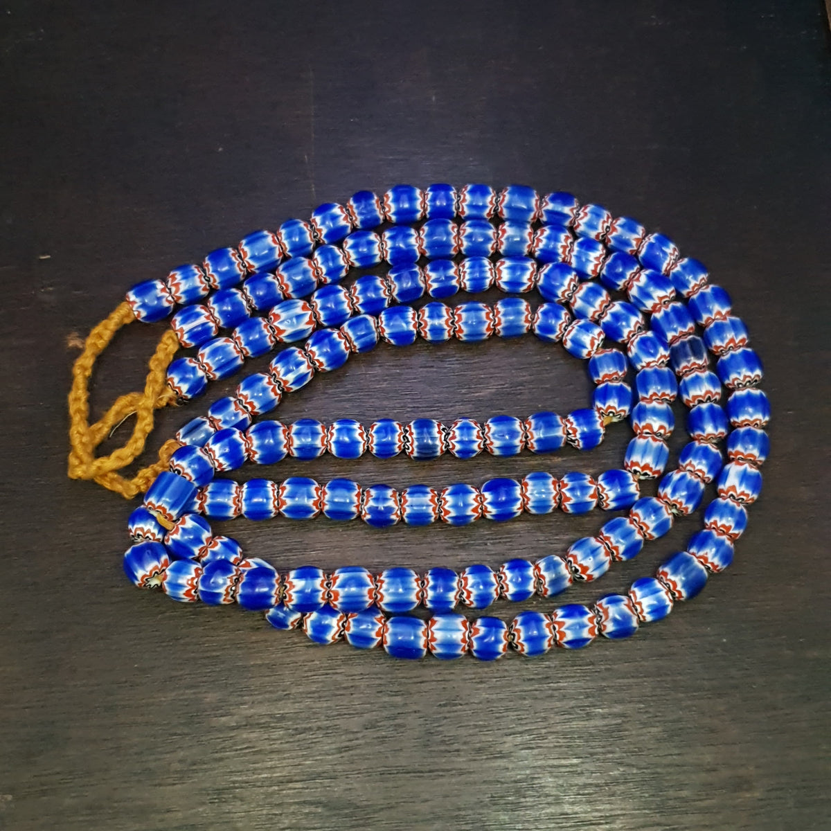 Fil de perles de verre vintage style vénitien à chevrons bleus 9 mm 61 cm