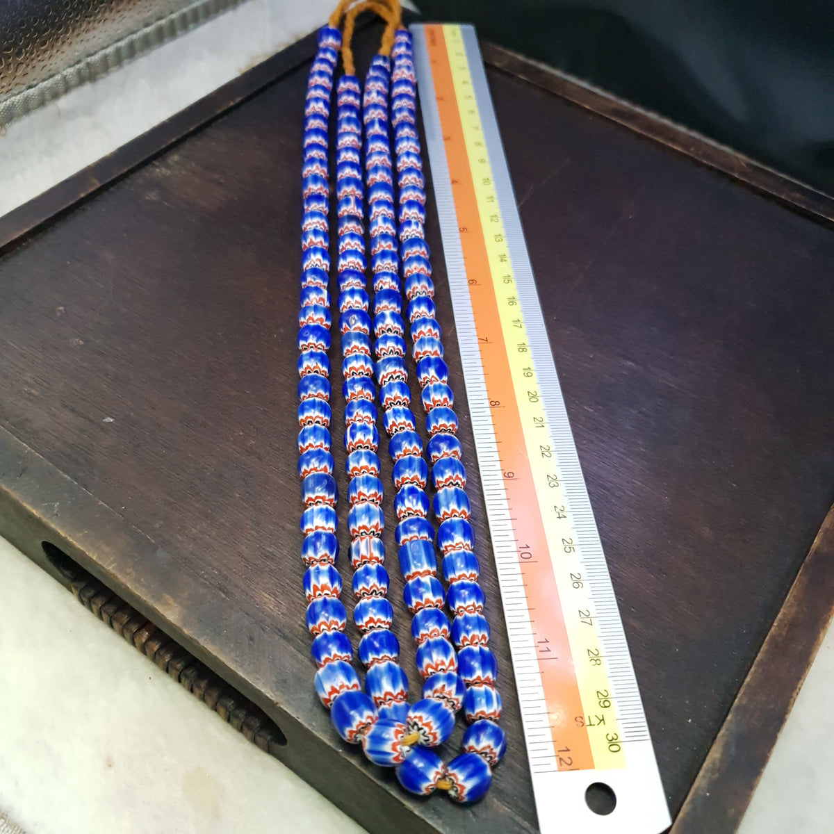 Fil de perles de verre vintage style vénitien à chevrons bleus 9 mm 61 cm