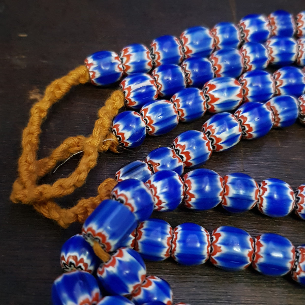 Fil de perles de verre vintage style vénitien à chevrons bleus 9 mm 61 cm
