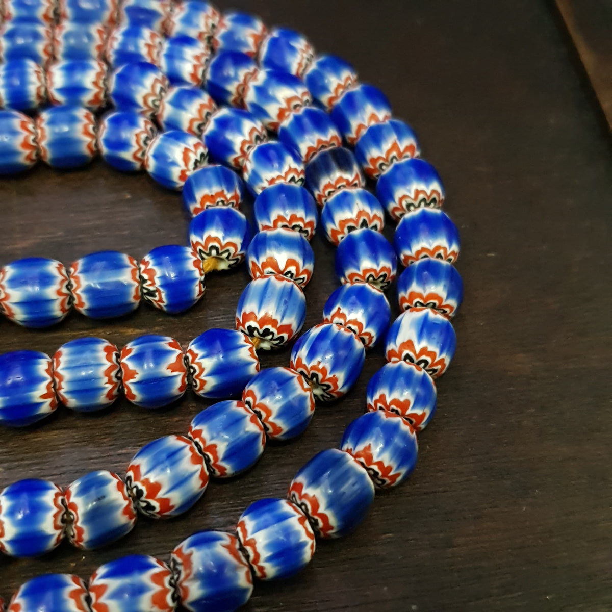 Fil de perles de verre vintage style vénitien à chevrons bleus 9 mm 61 cm