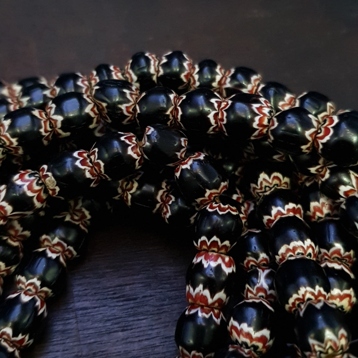 Brins de perles en verre Chevron style vénitien noir vintage 24 pouces 9mm
