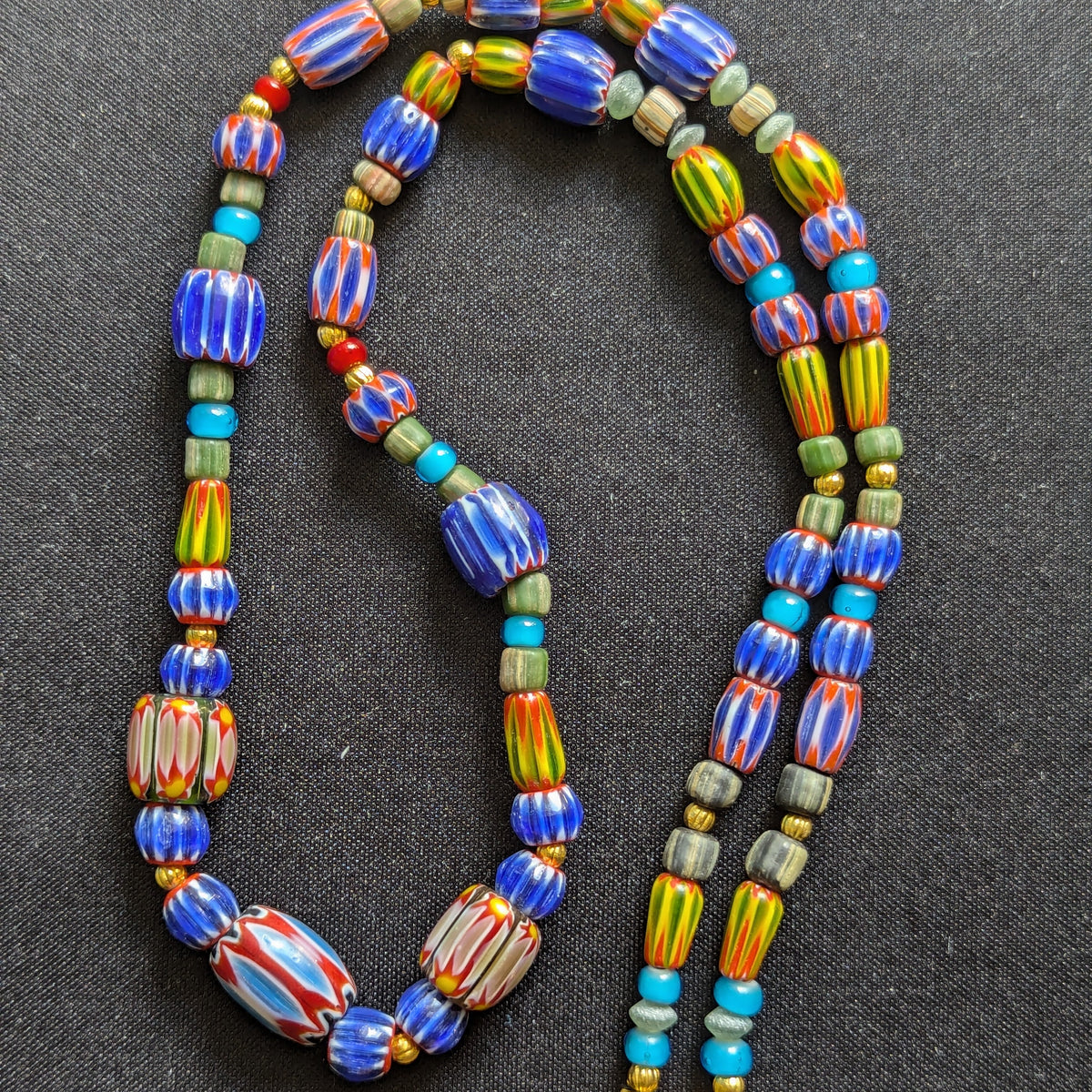 Collier Perles Chevron Multicolores et Cœur Blanc Style Vénitien