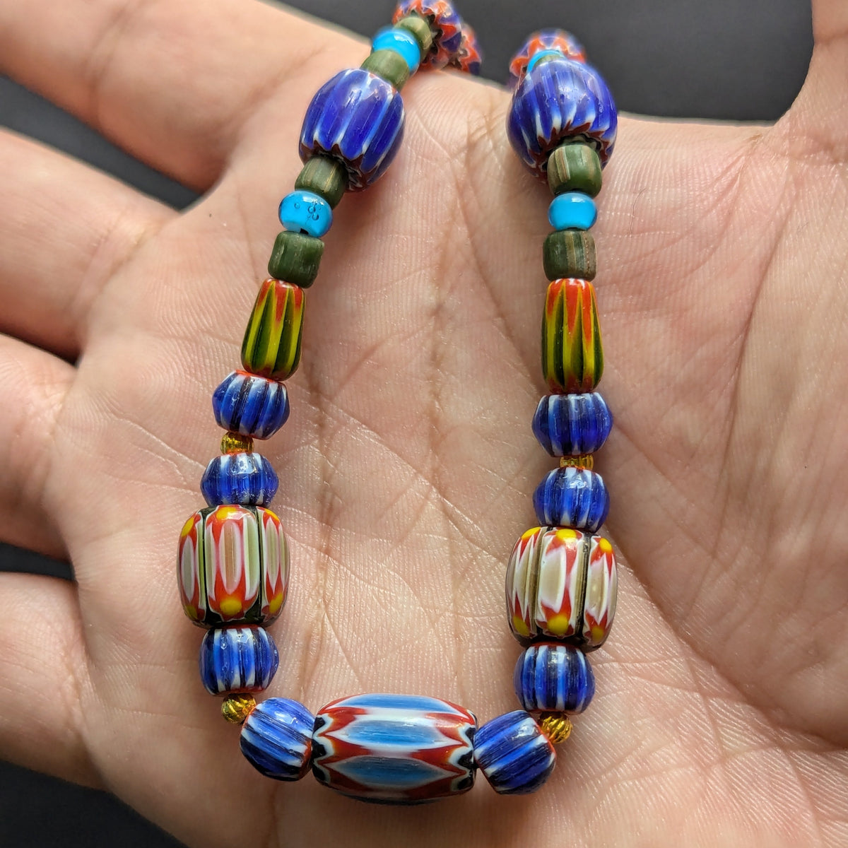 Collier Perles Chevron Multicolores et Cœur Blanc Style Vénitien