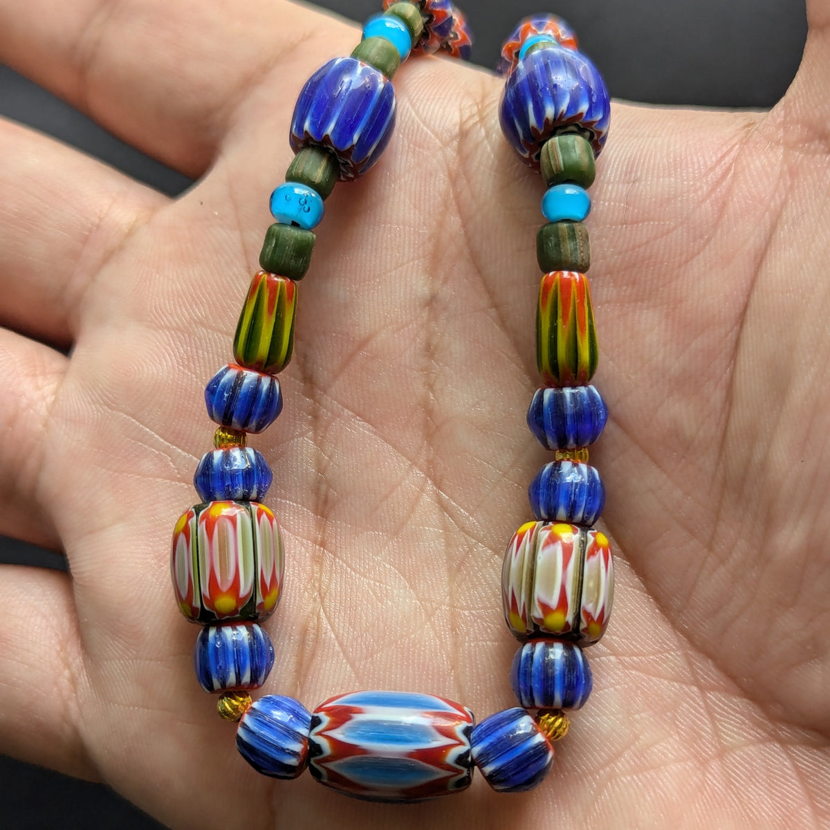Collier Perles Chevron Multicolores et Cœur Blanc Style Vénitien