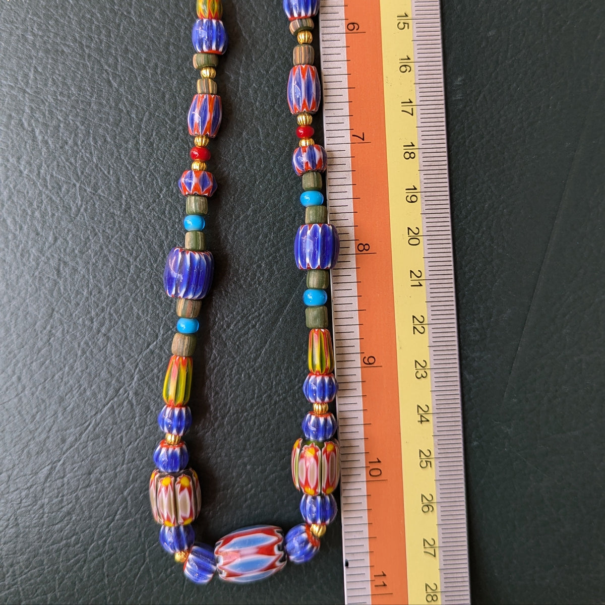 Collier Perles Chevron Multicolores et Cœur Blanc Style Vénitien