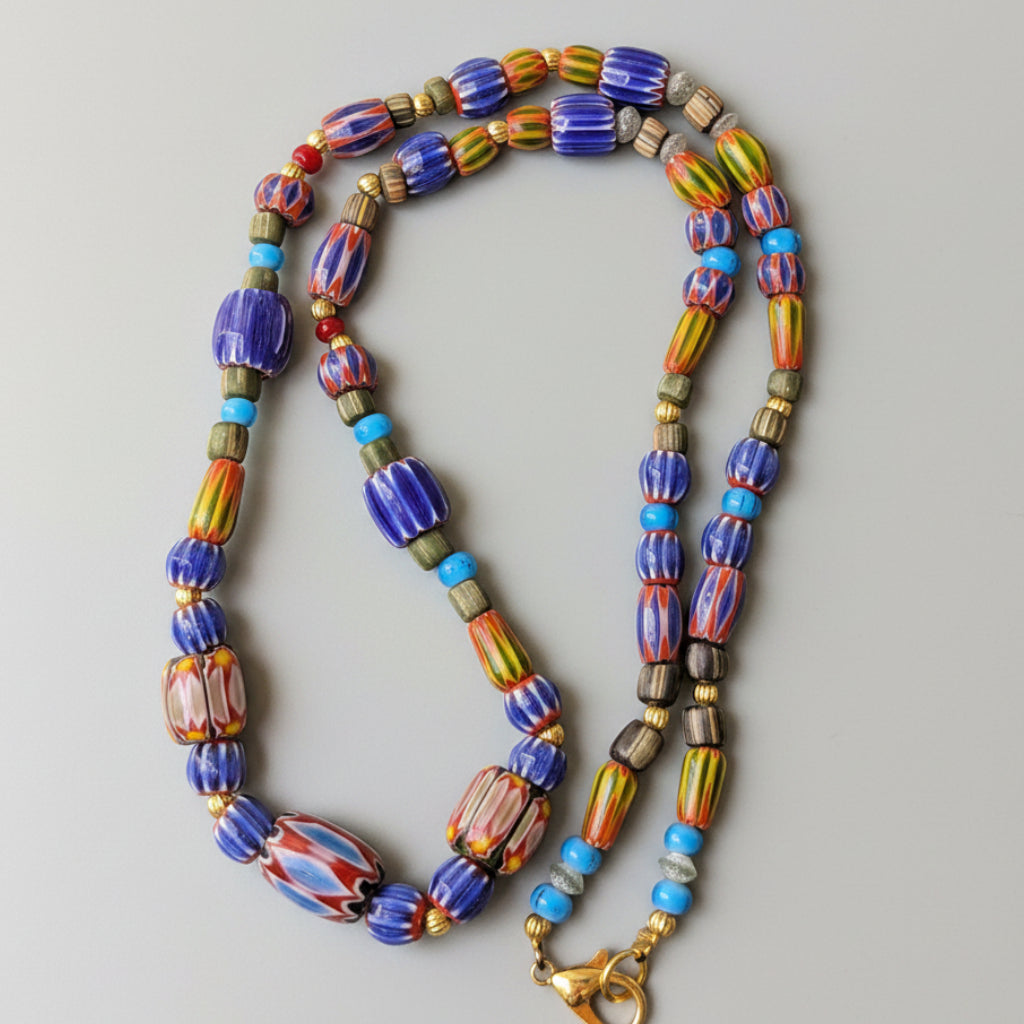 Collier Perles Chevron Multicolores et Cœur Blanc Style Vénitien