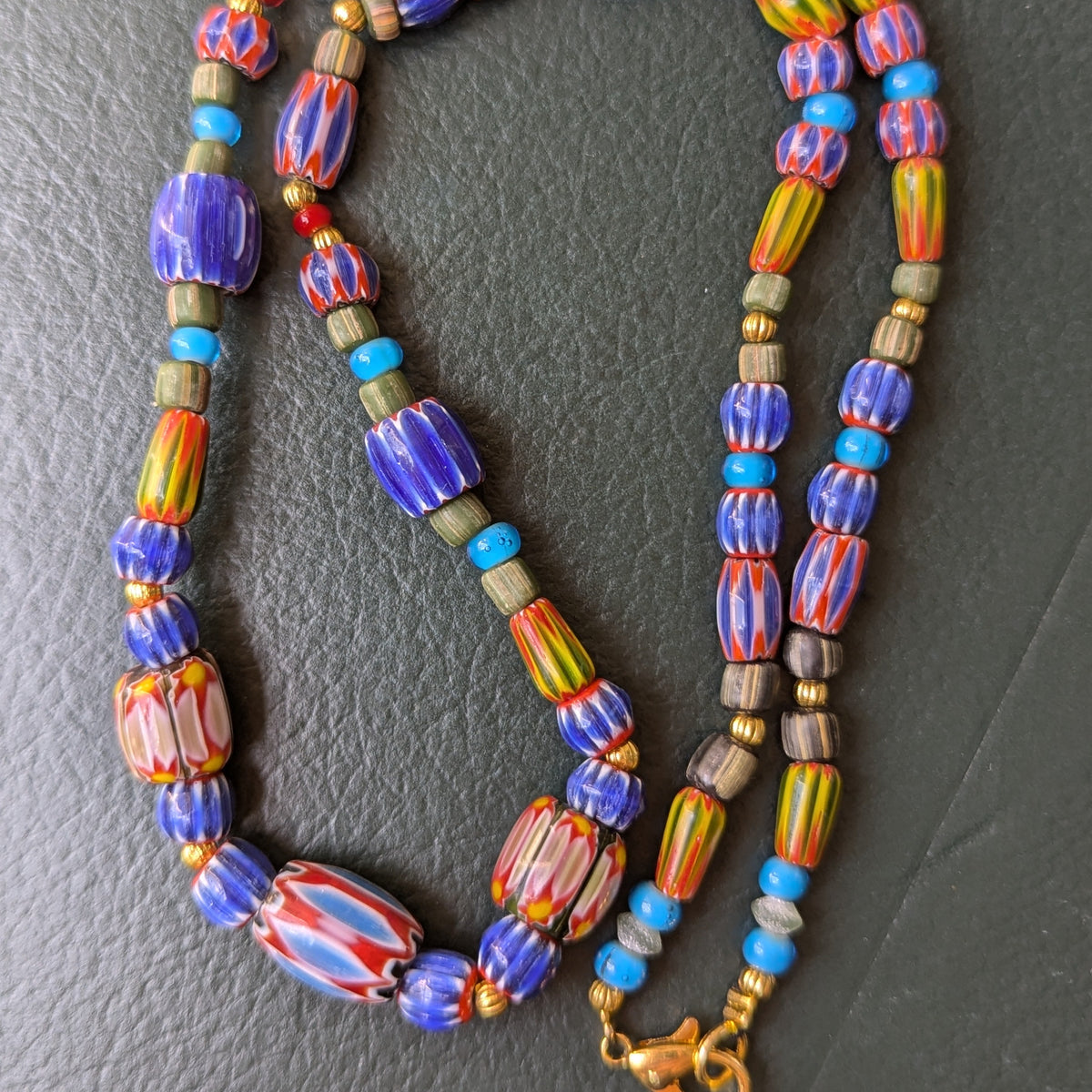 Collier Perles Chevron Multicolores et Cœur Blanc Style Vénitien