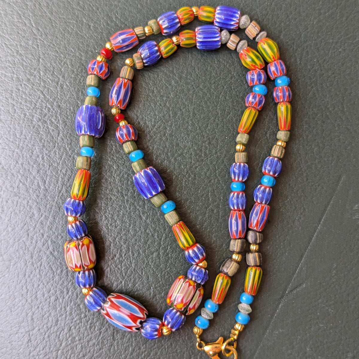 Collier Perles Chevron Multicolores et Cœur Blanc Style Vénitien
