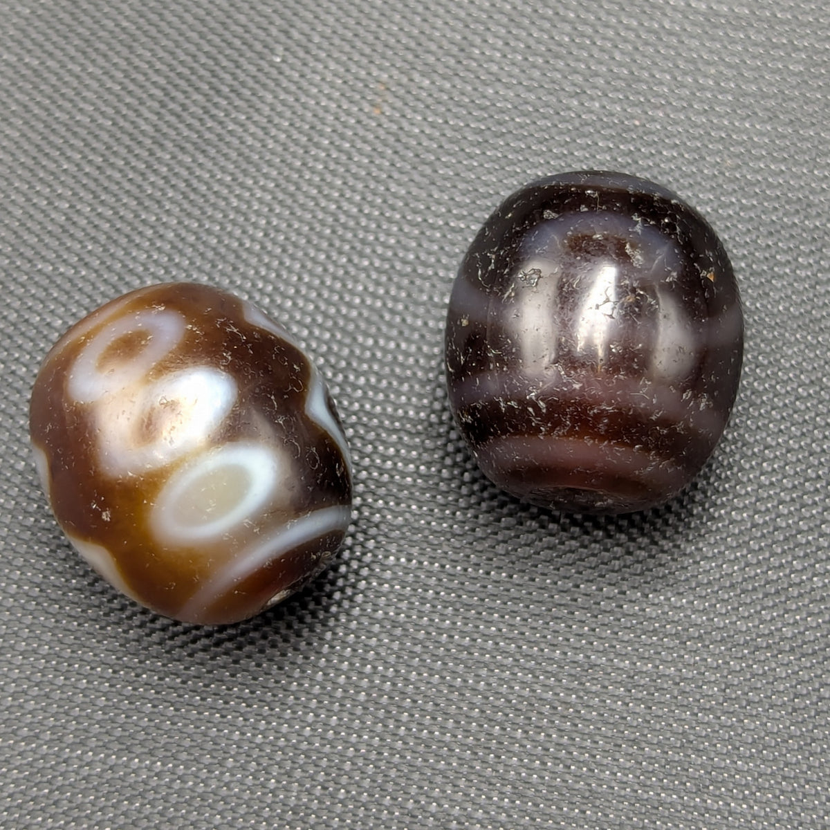 Lot de 2 Perles Vintage en Agate Dzi Tibétaines de l'Himalaya