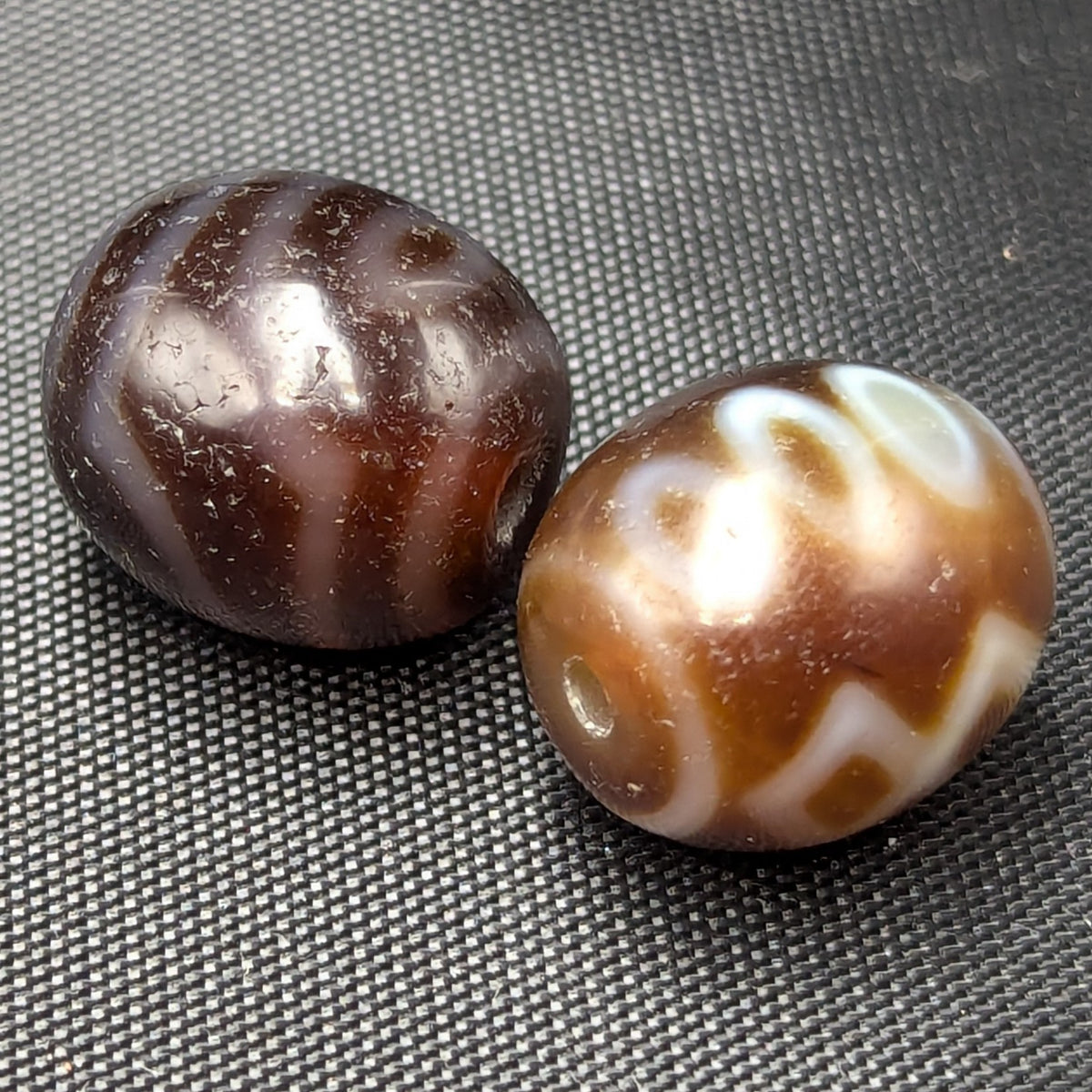 Lot de 2 Perles Vintage en Agate Dzi Tibétaines de l'Himalaya