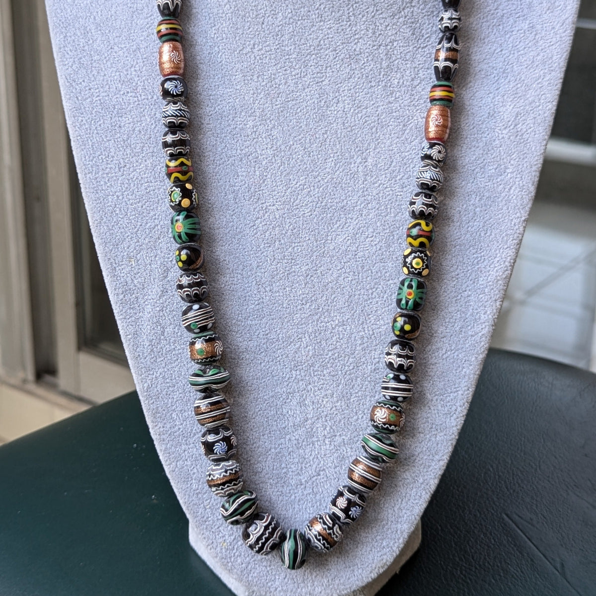 Collier de perles de verre aventurine mélangées, style vénitien vintage
