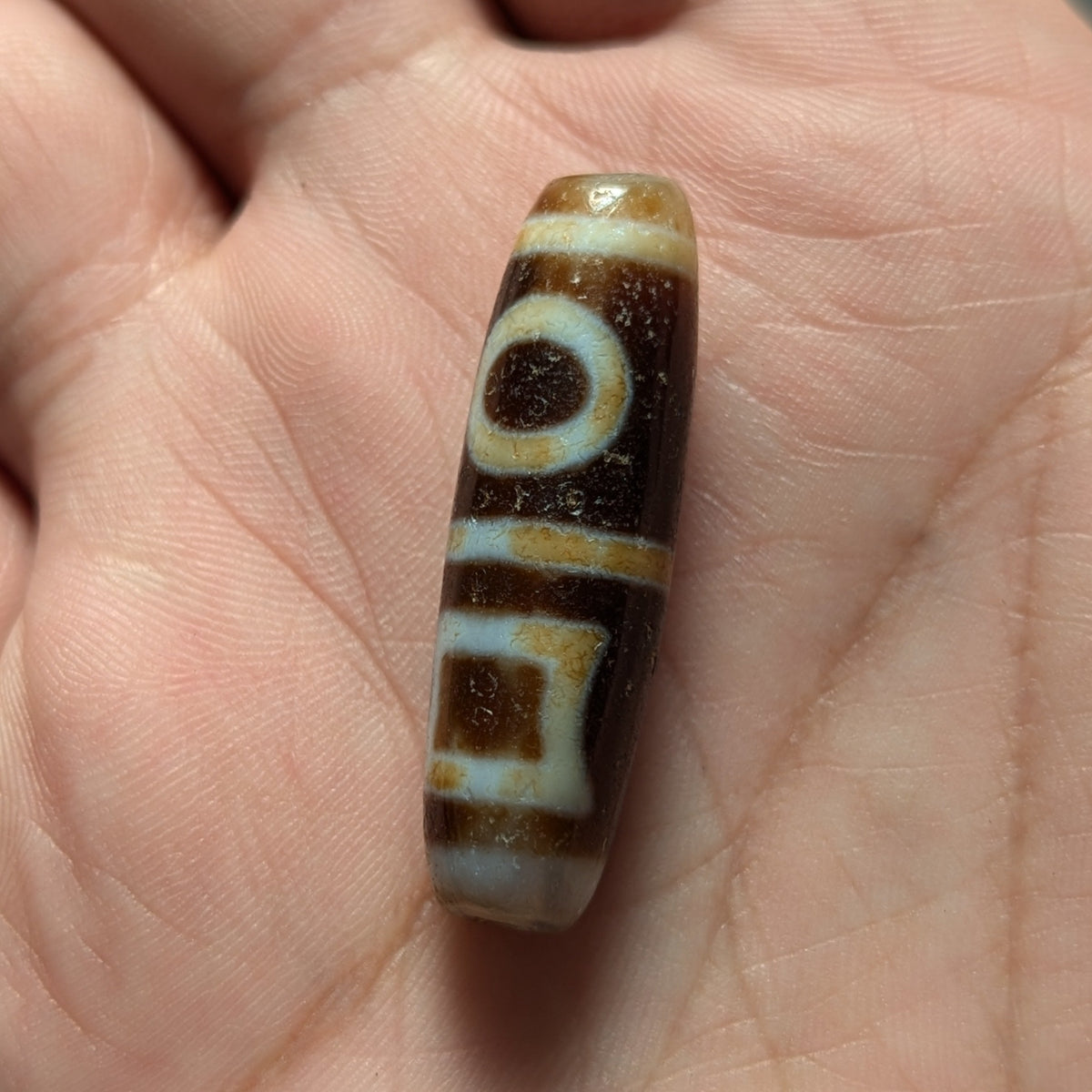 Amulette Dzi tibétaine vintage en agate, motif cercles et carrés