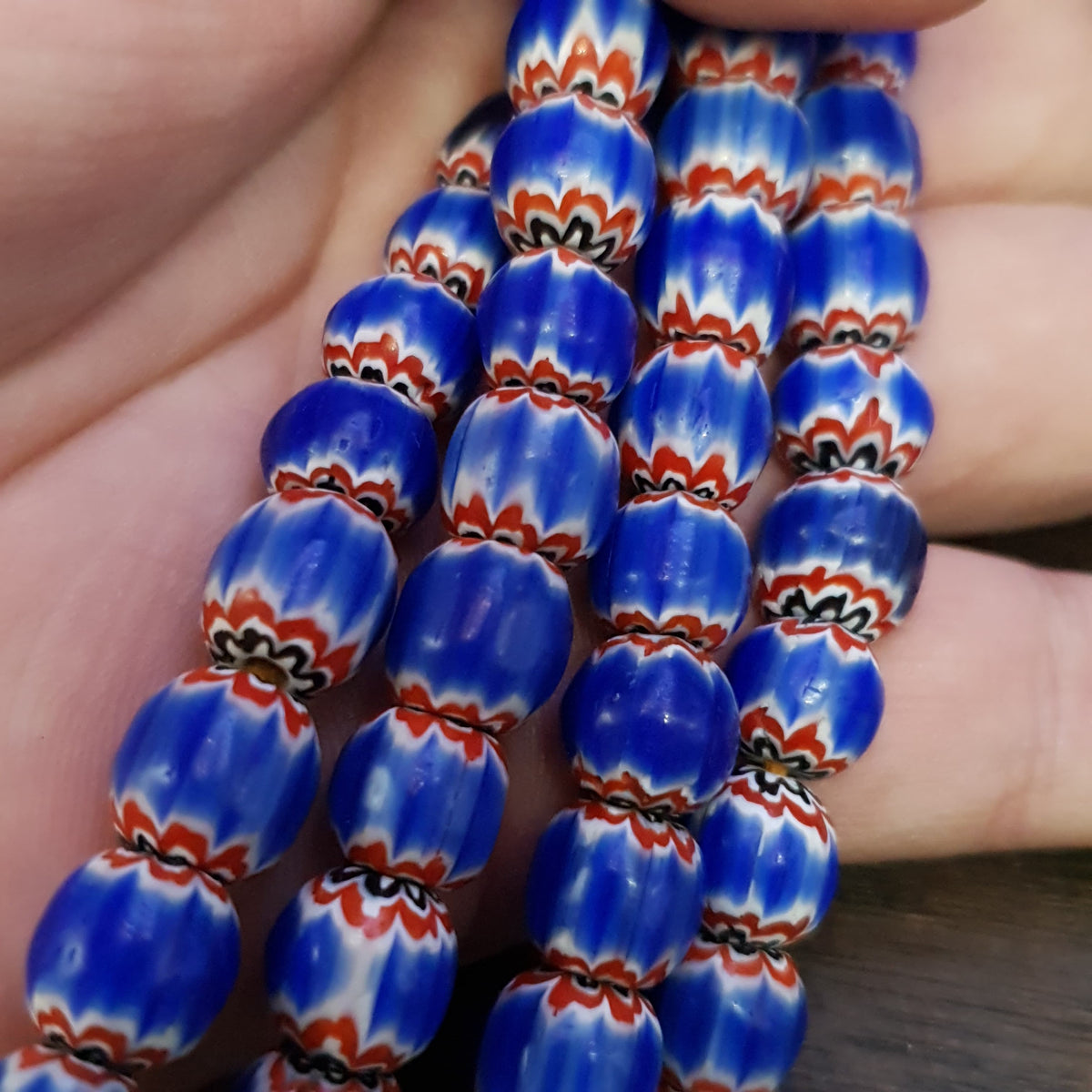 Fil de perles de verre vintage style vénitien à chevrons bleus 9 mm 61 cm