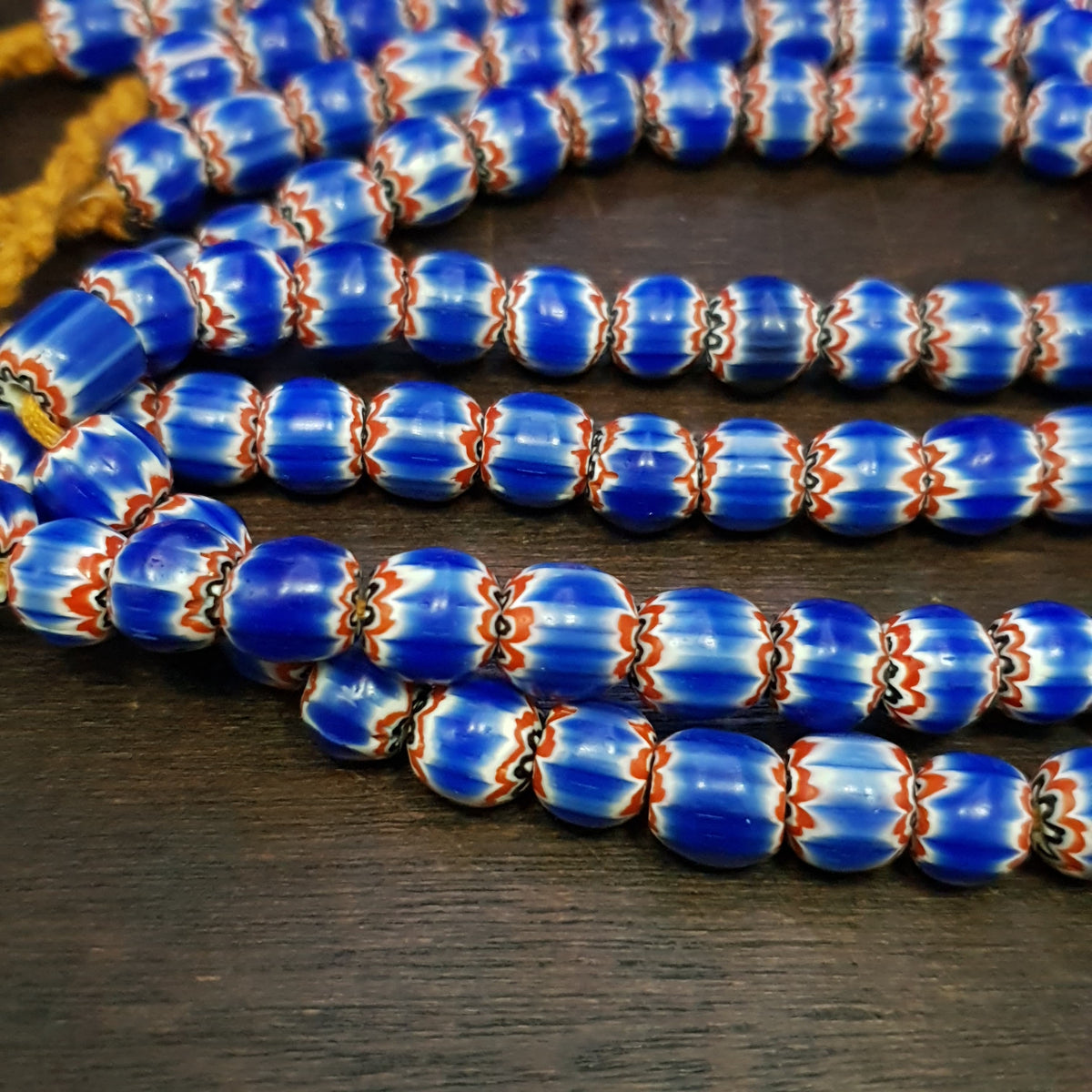 Fil de perles de verre vintage style vénitien à chevrons bleus 9 mm 61 cm