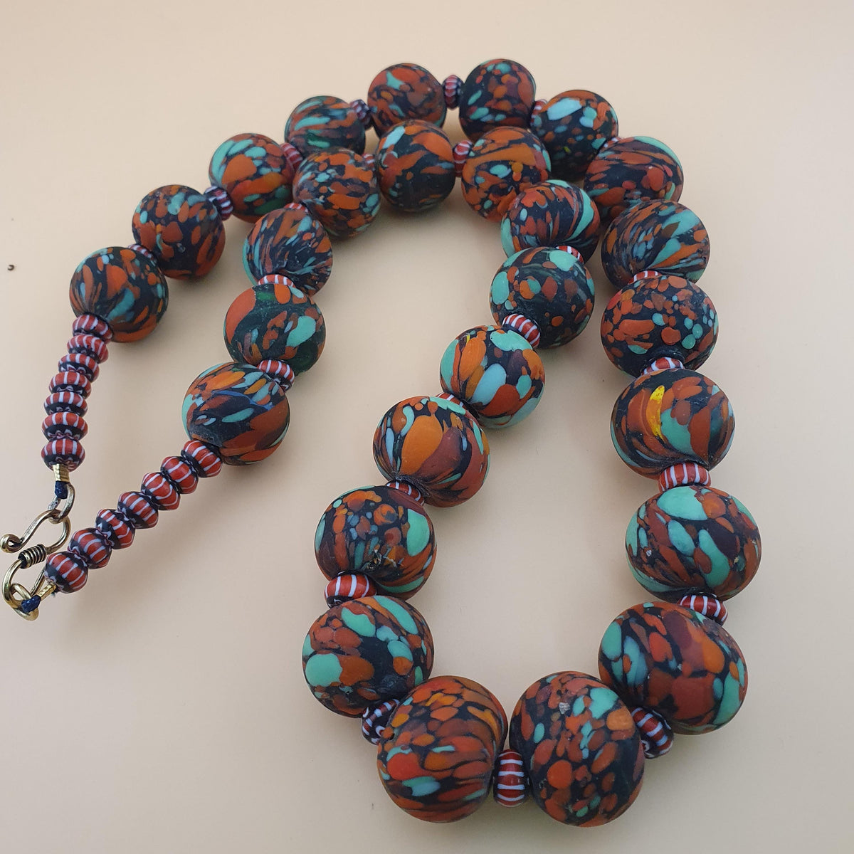 Collier perles de verre millefiori et perles de verre chevrons de style vénitien vintage 24 pouces