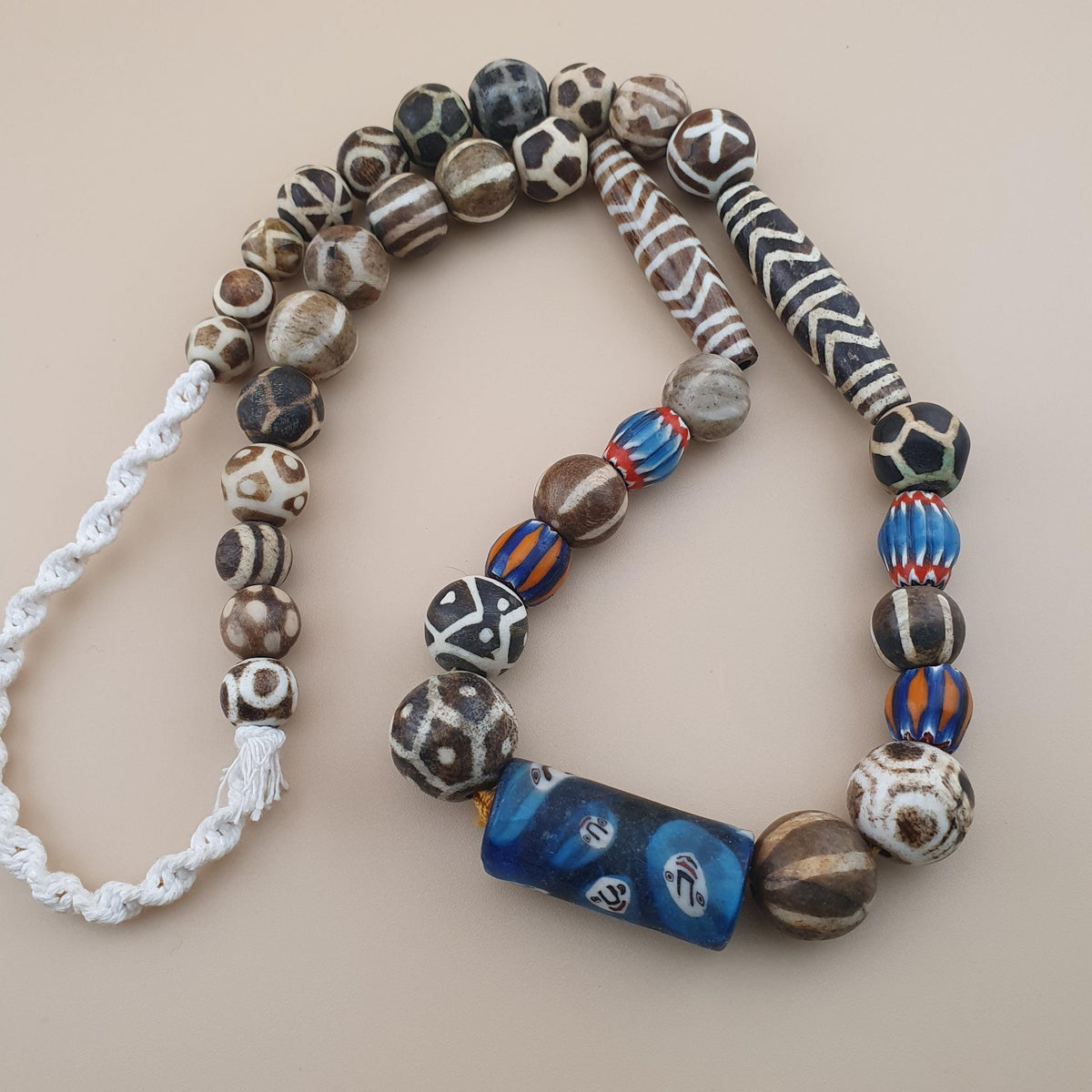 Collier Birman en perles Pumtek, Pyu et verre mélangées, Asie-Afrique, 50 cm