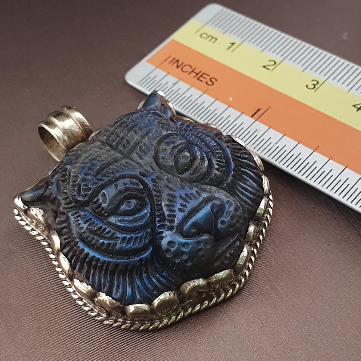Pendentif ancien en laiton avec pierre taillée face de tigre en labradorite
