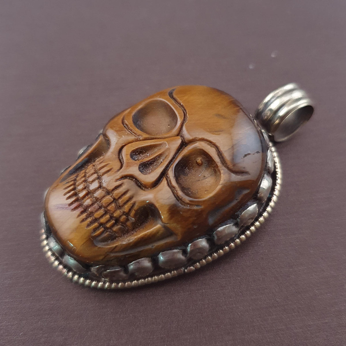 Pendentif vintage en œil de tigre sculpté en forme de crâne, design en laiton vintage