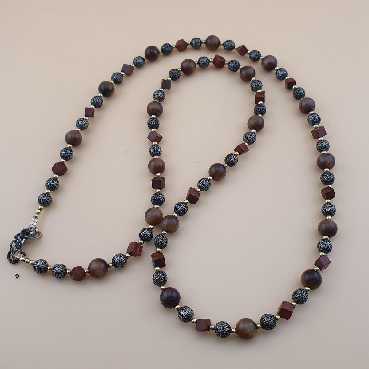 Collier vintage œil de tigre, jaspe et perles en laiton ancien