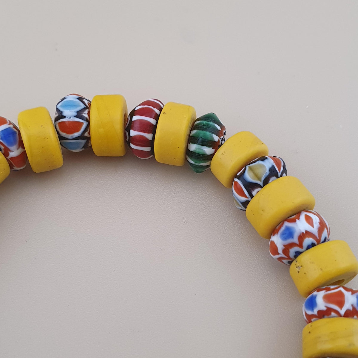 Bracelet en perles de verre vénitiennes vintage jaunes et à chevrons de style africain