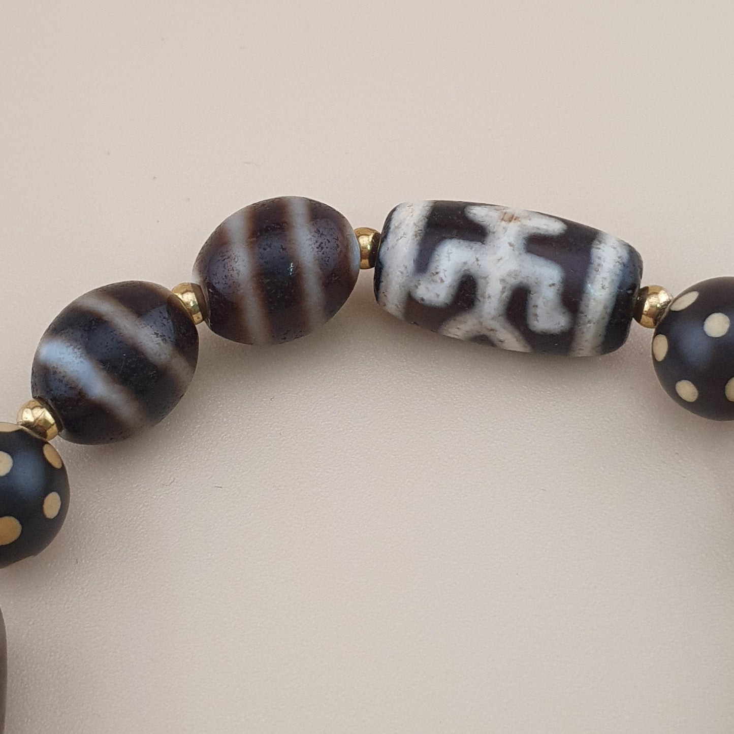 Vintage Himalayan Tibetan Dzi Achat Perlen 2-Augen Armband mit gepunktetem Quarz