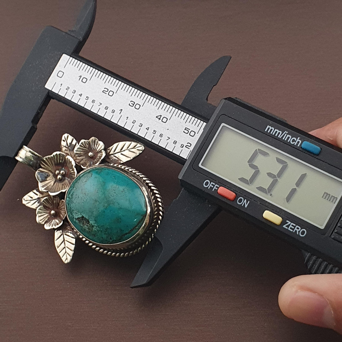Pendentif en Laiton et Turquoise à Motif Floral Vintage