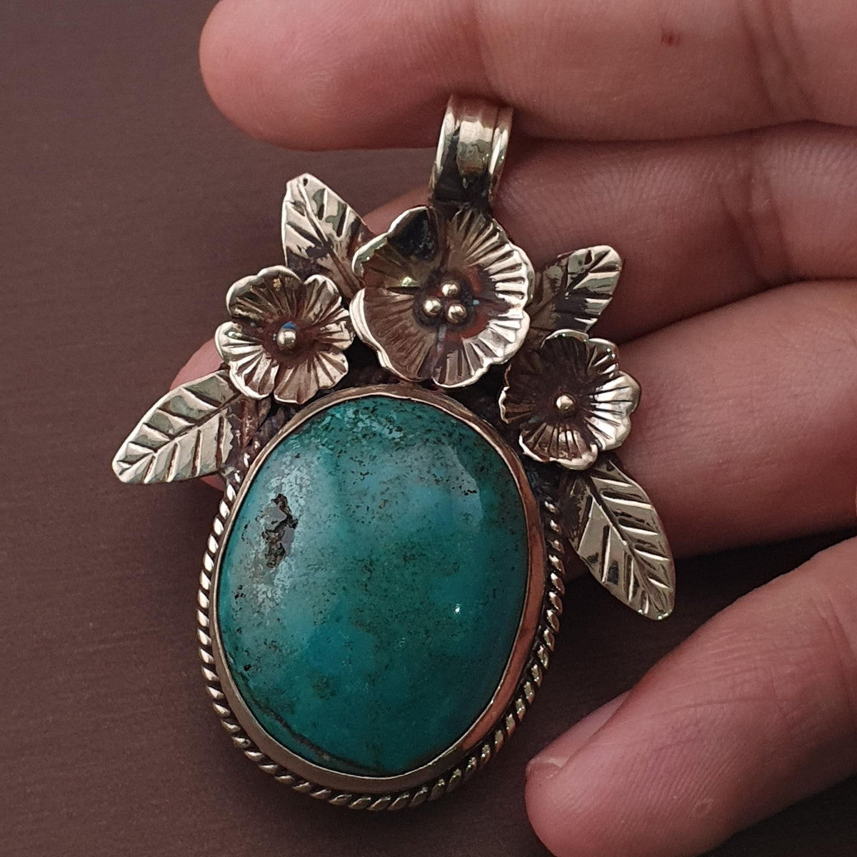 Pendentif en Laiton et Turquoise à Motif Floral Vintage