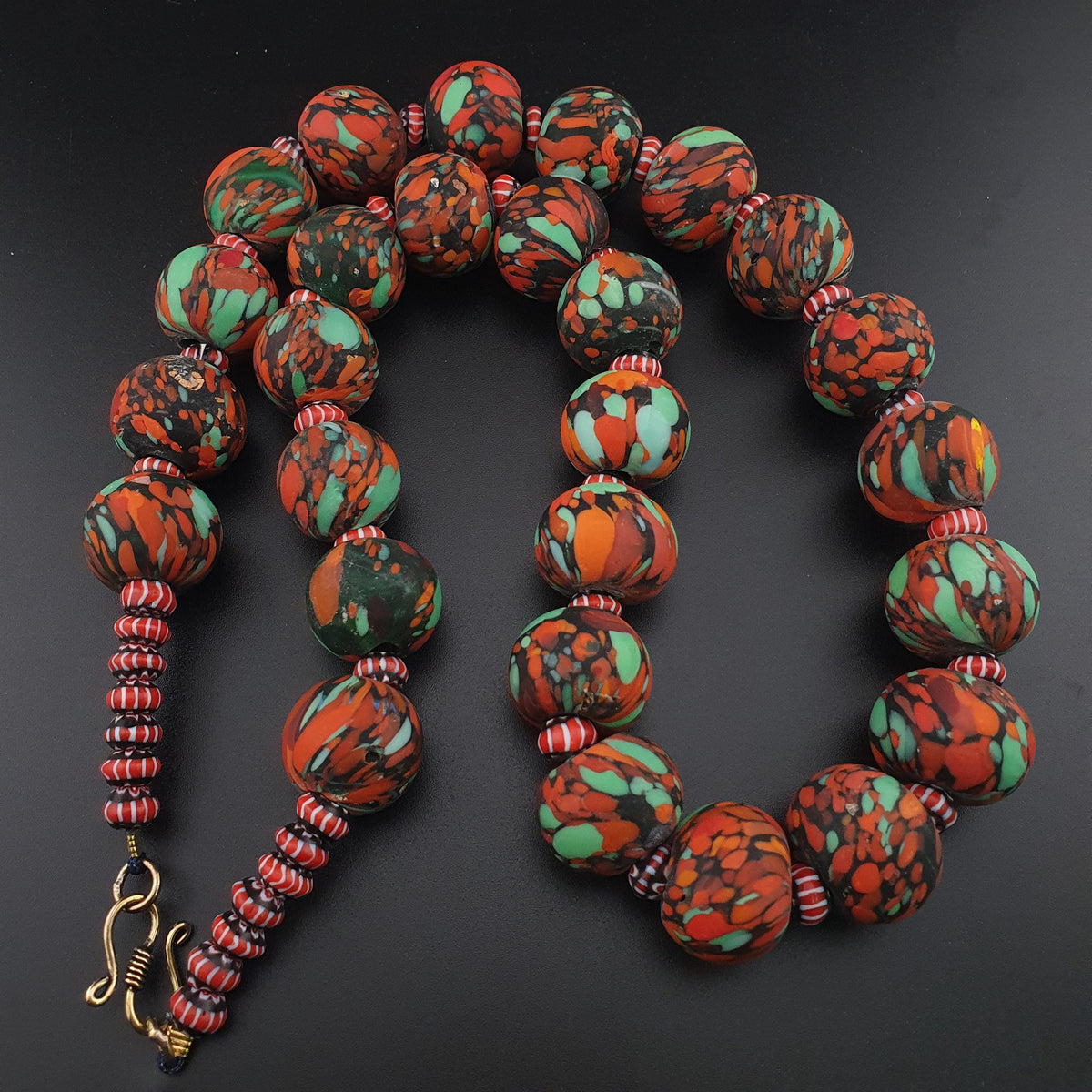 Collier perles de verre millefiori et perles de verre chevrons de style vénitien vintage 24 pouces