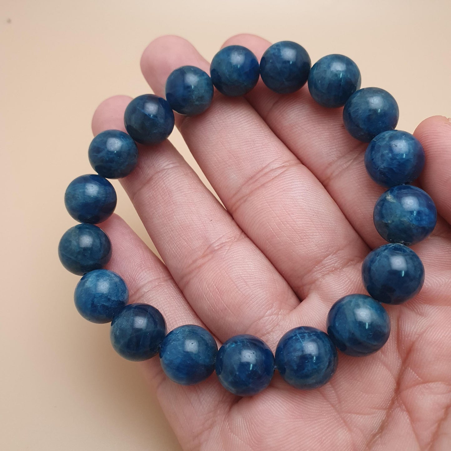 Armband aus polierten, runden Apatitperlen in Tiefseeblau