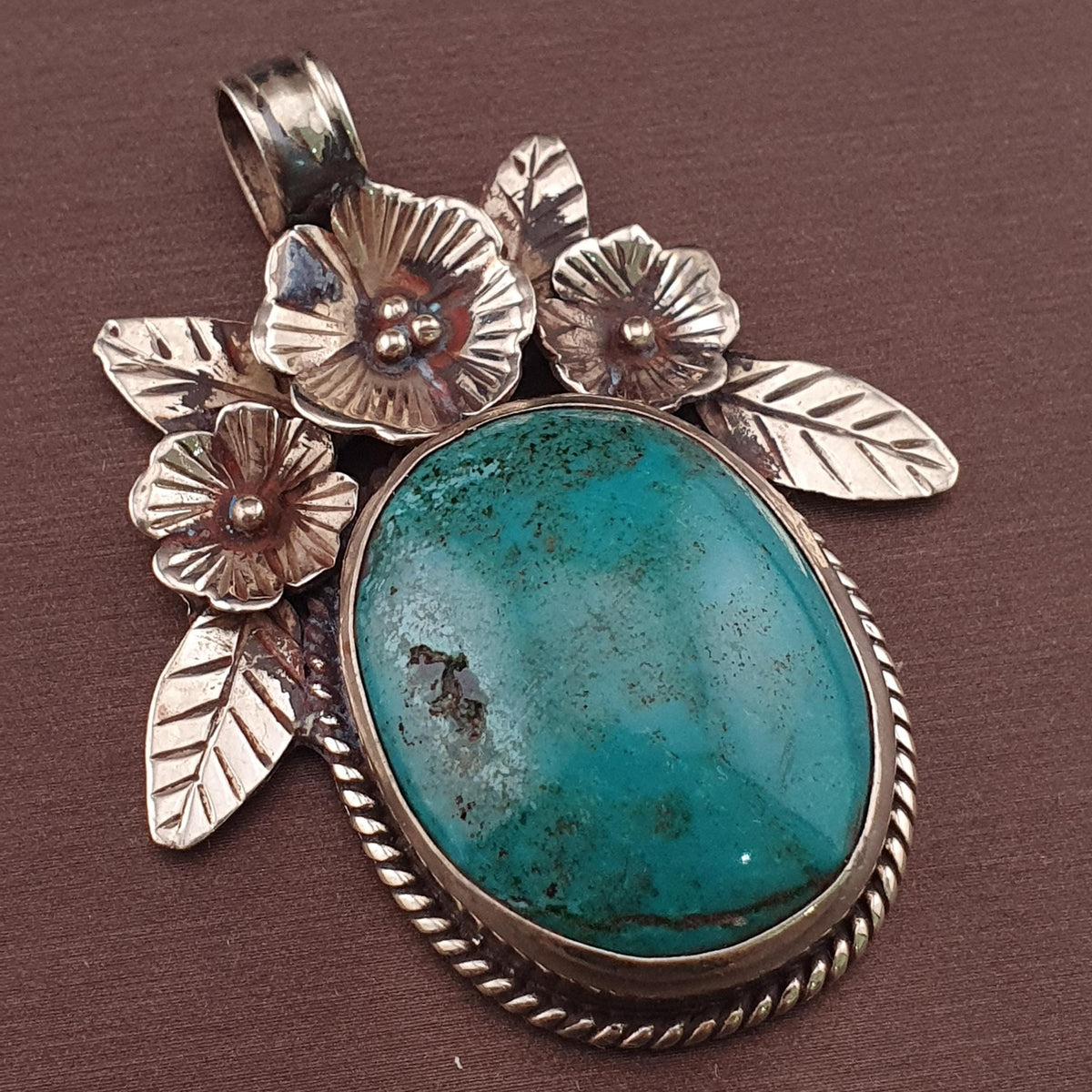 Pendentif en Laiton et Turquoise à Motif Floral Vintage